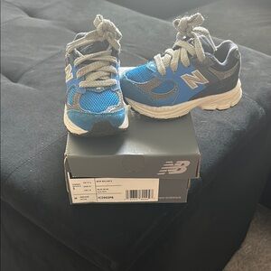 New Balance Blue and Gray Sneakers with Retro Design